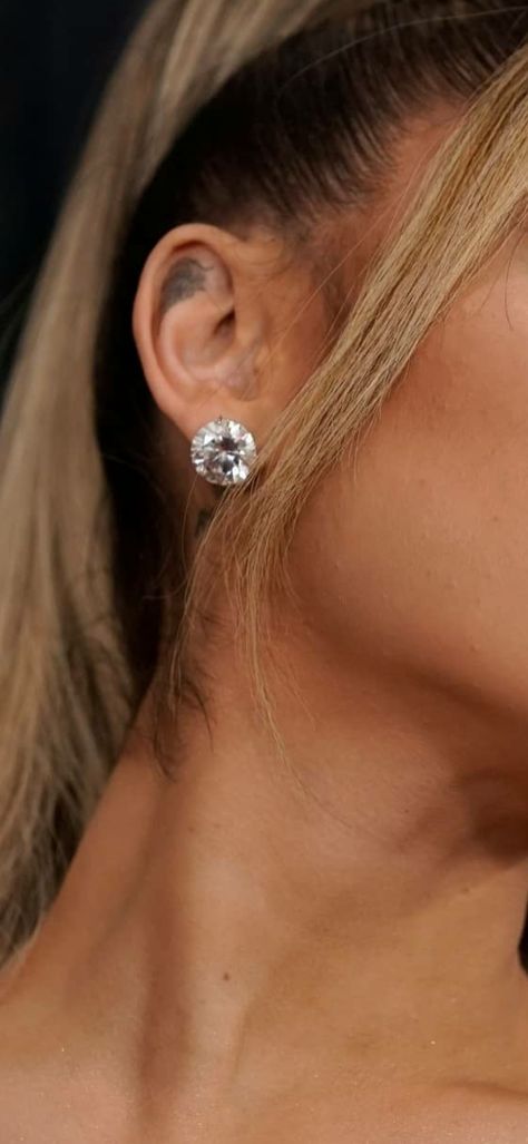 Ariana Grande Ear Piercing, Ariana Grande Piercings, Ariana Grande Ear Tattoo, Ariana Grande Bunny, Ariana Grande Tattoos, Ariana Grande Tattoo, Forever Tattoo, Wing Tattoo, Deep Breaths