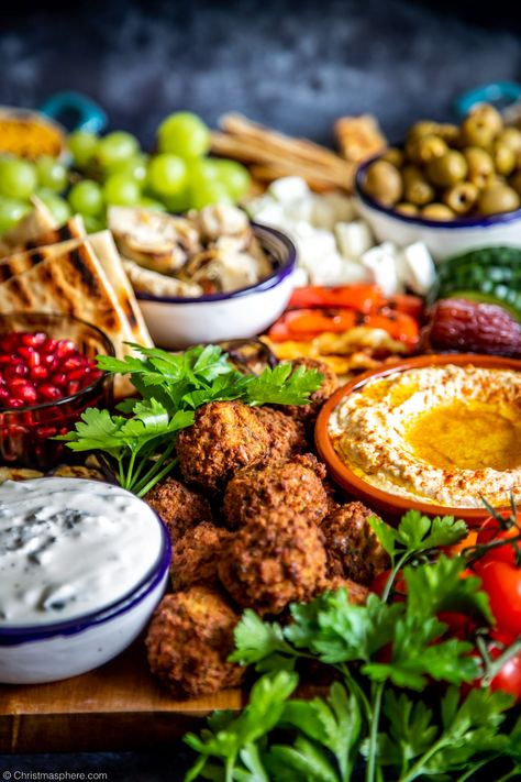 Mezze Platter Ideas, Vegetarian Mezze, Mezze Board, Picknick Snacks, Meze Platter, Mezze Platter, Vegetarian Party Food, Vegetarian Platter, 2023 Food