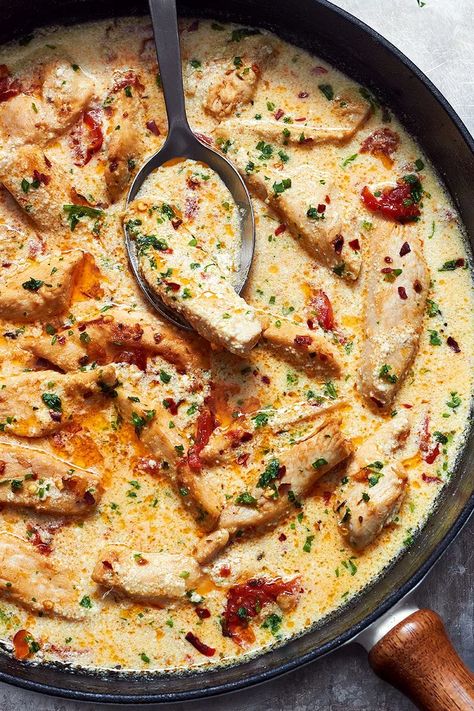 Garlic Chicken Recipes Easy, Creamy Garlic Chicken Recipes, Sundried Tomato Chicken, Creamy Spaghetti, Creamy Chicken Recipes, Tomato Chicken, Electric Skillet, Creamy Garlic Chicken, Garlic Chicken Recipes