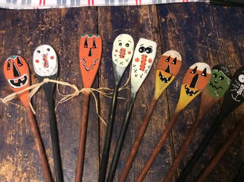 Wooden Spoon, Halloween, Primitive. Halloween Wooden Spoons, Painted Wooden Spoons, Easy Halloween Crafts For Kids, Halloween Crafts For Kids To Make, Crafts For Kids Halloween, Kids Halloween Crafts, Chainsaw Sculpture, Wooden Spoon Crafts, Painted Spoons