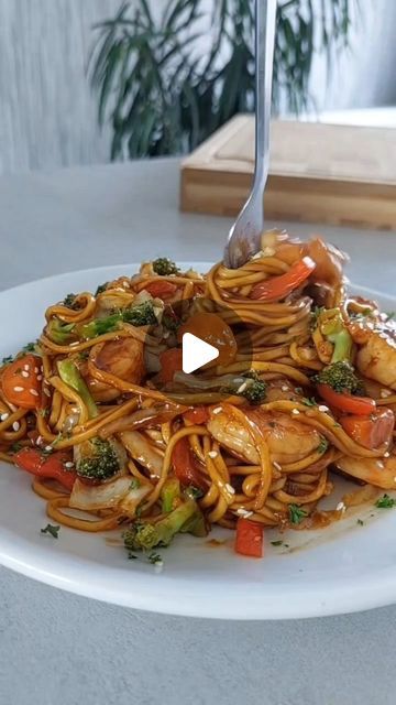 Broccoli Red Pepper, Stir Fry Carrots, Prawn Stir Fry, Shredded Cabbage, Stir Fry Noodles, Main Course Recipes, Seafood Dinner, Easy Pasta Recipes, Pasta Noodles