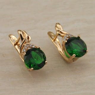 Gold Emerald Earrings, Emerald Fashion, Small Earrings Gold, Antique Gold Earrings, Emerald Earrings Studs, Gold Pendant Jewelry, Gold Ring Designs, Bangles Jewelry Designs, Halo Earrings Studs