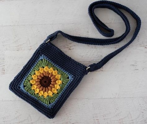 Sunflower Crochet Crossbody PATTERN – Sassy Sunflower Crochet Bag Pattern Crochet PDF Tutorial - Instant download This beautiful sunflower crossbody ad-free PDF pattern includes written instructions and photos. It is an intermediate level crochet pattern, written in English, using standard American Crochet Crown Pattern, Sac Granny Square, Granny Square Häkelanleitung, Crossbody Bag Pattern, Granny Square Bag, Crochet Sunflower, Crochet Handbags Patterns, Crochet Simple, Crochet Purse Patterns