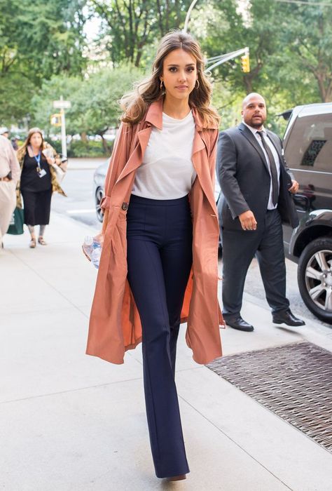 Jessica Alba trench coat and trousers Jessica Alba Style, Street Style 2016, Poppy Delevingne, Chanel Cruise, Kendall Jenner Outfits, Nice Outfits, Looks Street Style, Meryl Streep, Jessica Alba