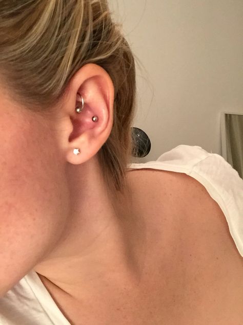 Conch Jewelry Stud, Conch With Stud, Pearl Conch Piercing, Conch Stud Piercing, Conch Piercing Stud, Piercing Inspiration, Conch Stud, Conch Jewelry, Pretty Ear Piercings