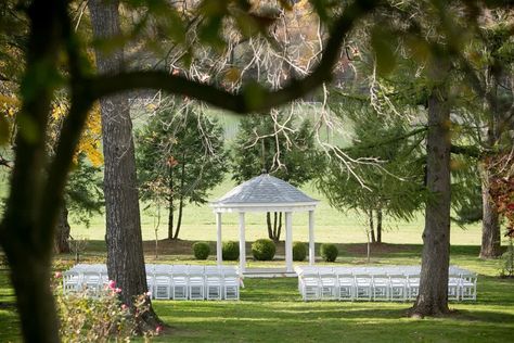 It might be spring, but it's not too early to start planning a wedding for later in the year! Here are a few of the benefits of having a fall wedding 🍂 Wedding Ceremony Playlist, Lake Geneva Wedding, College Sweethearts, Fall Wedding Ceremony, Niagara Wedding, Wedding Ceremony Traditions, Outdoor Fall Wedding, Practical Wedding, Wedding Spot