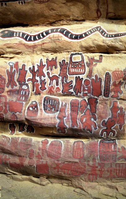 In the Land of the Dogon ~ Kuriositas Cliff Painting, Petroglyphs Art, Mali Africa, Cave Paintings, Art And Science, Red Cap, In Between, African History, Ancient Aliens