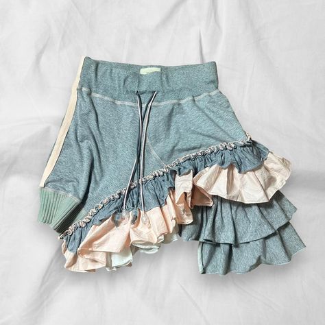 Skirt With Frills, No Frills, Diy Clothes, Mini Skirt, Mini Skirts, Sewing, Skirt, Sweatshirts, Grey