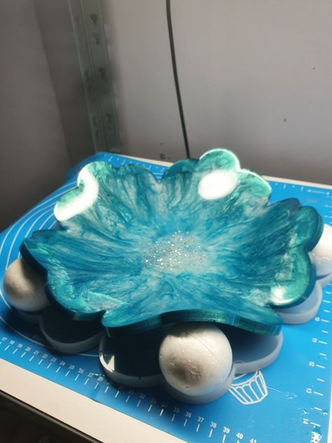 Free Form Resin Bowl, Epoxy Resin Bowls, Resin Bowl Ideas, Bending Resin, Resin Bowls Diy How To Make, Resin Bowls, Resin Bowl, Amazing Resin, Crystal Clear Epoxy Resin