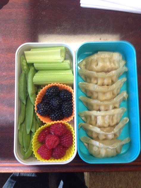 Korean pork and vegetable mini dumplings with celery, sugar snap peas, blackberries and raspberries Dumpling Bento, Mini Dumplings, Korean Pork, School Lunch Recipes, Meal Prep Snacks, Healthy Lunch Snacks, Healthy Lunch Meal Prep, Healthy School Lunches, Easy Healthy Meal Prep