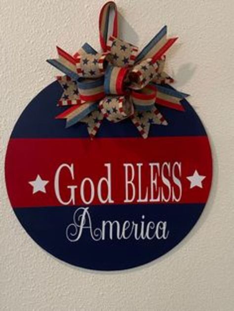 Patriotic Crafts Diy, Circle Signs, 4th Of July Crafts, Patriotic Door Hanger, Americana Crafts, Round Signs, 4th July Crafts, Door Signs Diy, Door Tags