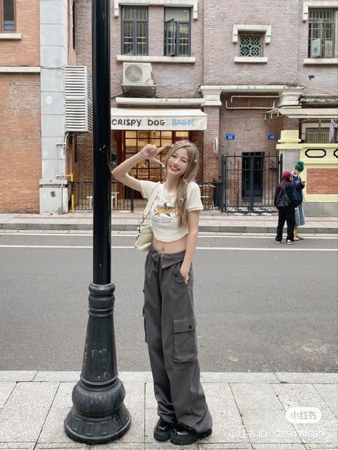 Cargo Pants Picture Ideas, Taiwan Outfit, Scenery Pictures, Interview Outfit, Selfie Ideas, Rainy Day Outfit, Wide Pants, Airport Outfit, Casual Dinner Outfit