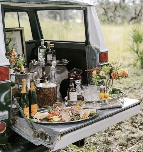 Serious tailgating Football Tailgate Aesthetic, Tailgate Wedding Reception, Fancy Tailgate, Tailgate Aesthetic, Alabama Tailgate, Southern Tailgate, Legal Wedding, Derby Party Food, Kentucky Derby Party Food