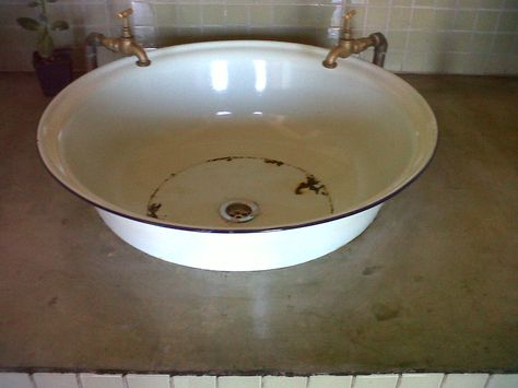 Use an enamel bowl as a wash basin Enamel Wash Basin Ideas, Enamel Basin Ideas, Diy Vessel Sink, Rustic Sinks, Basin Ideas, Diy Sink, Diy Stock Tank, Coast Kitchen, Bait Shop