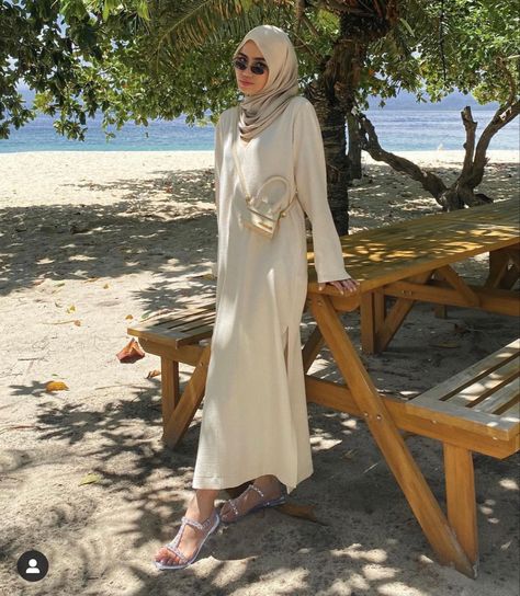 Outfit Beach Hijab, Beach Hijab Outfit Ideas, Hijab Beach Outfit, Beach Outfit Hijab, Niqab Cartoon, Beach Outfits Women, Summer Fashion Outfits Beach, Wooden Cooking Utensils Set, Beach Holiday Outfits