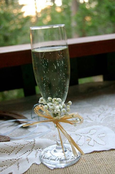 Country wedding champagne flute Rustic Champagne Flutes, Burlap Wedding Cake, Modern Wedding Ceremony, Plastic Champagne Flutes, 50th Anniversary Party, Wedding Champagne, Red Bridesmaids, Farmhouse Wedding, Burlap Wedding