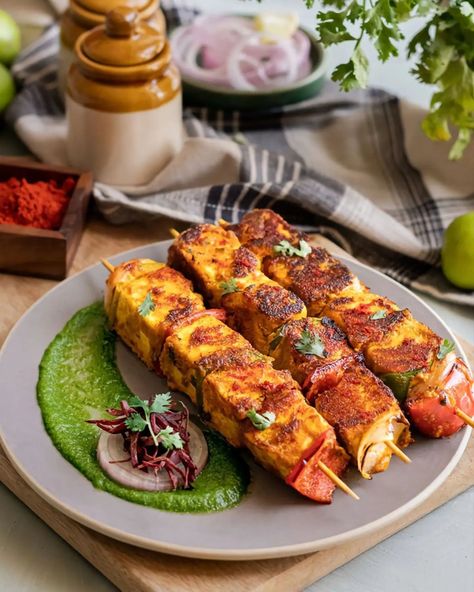 Panner Tikka Photography, Paneer Tikka Plating, Biryani Food Photography, Kebab Plating Ideas, Plating Indian Food, Indian Food Photography Aesthetic, Indian Cooking Aesthetic, Kabab Food Photography, Paneer Aesthetic