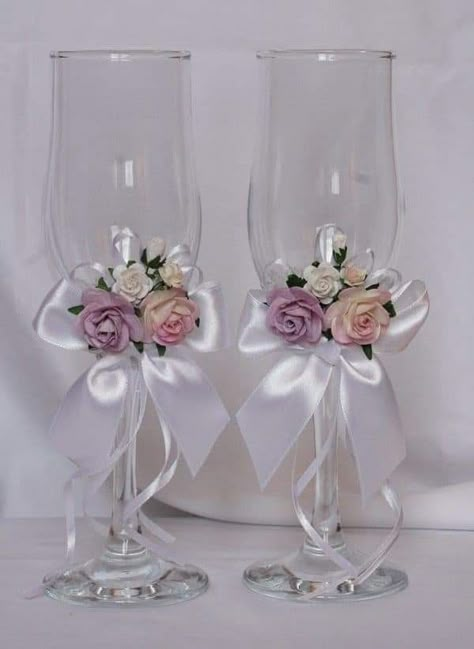 Champagne Glasses Decorated, Glass Painting Ideas, Flowers Arrangements Ideas, Glass Decor Ideas, Wedding Toasting Glasses, Quince Decorations, Wedding Wine Glasses, Wedding Champagne Glasses, Decorated Wine Glasses