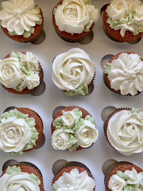 White Flower Cupcakes, Cupcakes For Wedding, White Wedding Cupcakes, Bridal Shower Cupcakes, Cupcake Cake Designs, White Cupcakes, Wedding Dessert, Baby S Breath, Shower Cupcakes