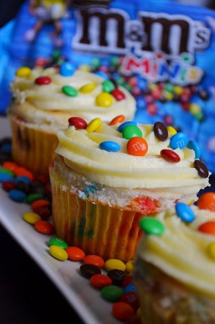 M&M Cupcakes w/ White Chocolate Buttercream Mm Cupcakes, M M Cupcakes, White Chocolate Pudding, White Chocolate Buttercream, Chocolate Buttercream, Baking Cupcakes, Chocolate Pudding, Sweets Treats, Cupcake Recipes