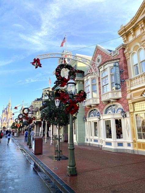 Disney's Magic Kingdom Mainstreet Christmas Disney Main Street, Magic Kingdom Christmas, Disney Magic Kingdom, Magic Kingdom, Disney Magic, Main Street, Maine, House Styles, Disney