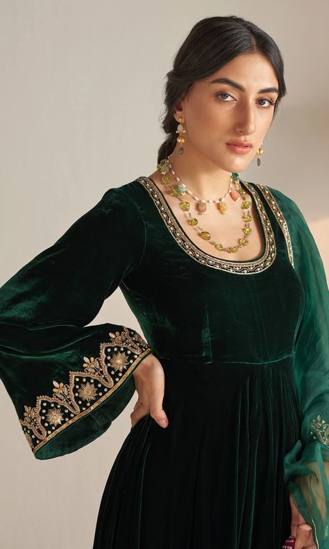 Green Velvet Dupatta, Afghanistan Dress, Velvet Pakistani Dress, Emerald Green Fabric, Velvet Outfits, Velvet Anarkali, Shalwar Suit, Velvet Suit Design, Indian Dress Up