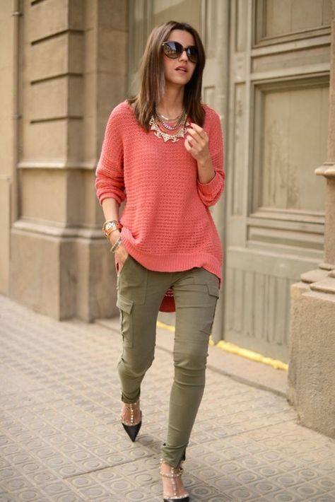 . Coral Jumper Outfit, Coral Top Outfit, Coral Sweater Outfit, Olive Skinnies, Coral Outfits, Olive Green Pants Outfit, Sweden Trip, Khakis Outfit, Coral Outfit