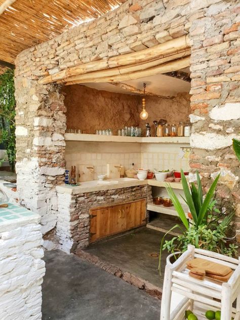 amazing stone outdoor kitchen in marrakesh morocco Spanish Outdoor Kitchen, Outdoor Kitchen Design Layout Grill Area, Rustic Outdoor Kitchens, Modern Outdoor Kitchen, Kabinet Dapur, Brick Kitchen, Pool Outdoor, Marrakesh Morocco, Outdoor Stone