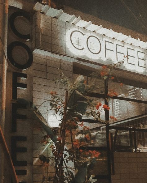 Aesthetic coffee Retro Coffee Aesthetic, Warm Coffee Aesthetic, Coffee Shop Barista Aesthetic, Mathilde Core, Aesthetic Barista, Coffee Lover Aesthetic, Barista Aesthetic, Coffee Moodboard, Latte Aesthetic