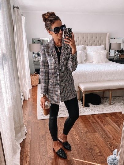 Leather Leggings Outfit Work, Plaid Blazer Outfit Women, Checkered Blazer Outfit, Navy Leggings Outfit, Leather Leggings Outfit Fall, Leather Leggings Winter, Leggings Work Outfit, Navy Blazer Outfits, Plaid Blazer Outfit