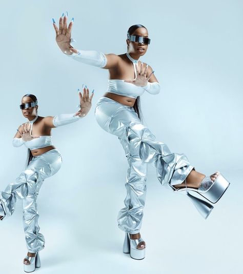 Alien Superstar Photoshoot, Out Of Space Photoshoot, Silver Outfit Photoshoot, Intergalactic Photoshoot, Metallic Photoshoot Ideas, Futuristic Photoshoot Ideas, Galactic Photoshoot, Chrome Photoshoot Ideas, Metallic Photoshoot