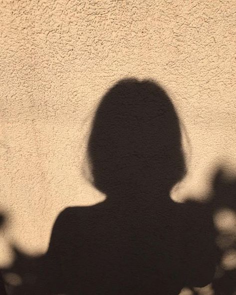 Short Hair with Hidden faces Hair Tuck, Shadow Silhouette, Hair Shadow, Girl Shadow, Shadow Photography, Shadow Photos, Profile Pictures Instagram, Shadow Pictures, Winter Hair