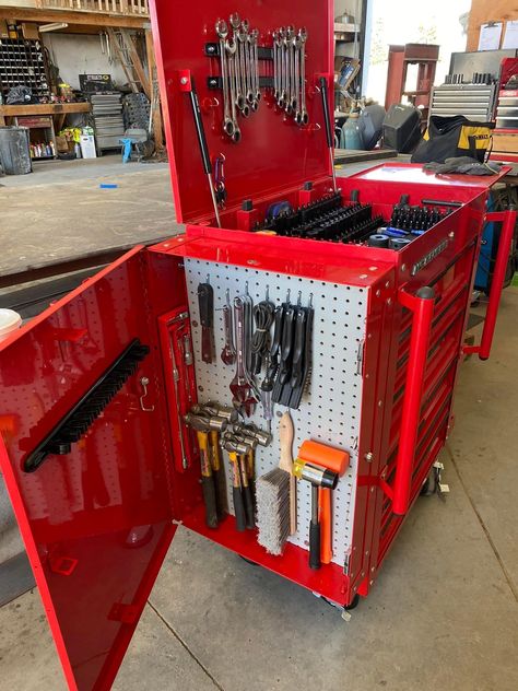 Mechanics Tool Cart, Tool Shed Organizing, Mechanic Shop Decor, Toolbox Organizer, Mechanic Tool Box, Garage Workbench Plans, Diy Garage Work Bench, Garage Organization Tips, Garage Organisation