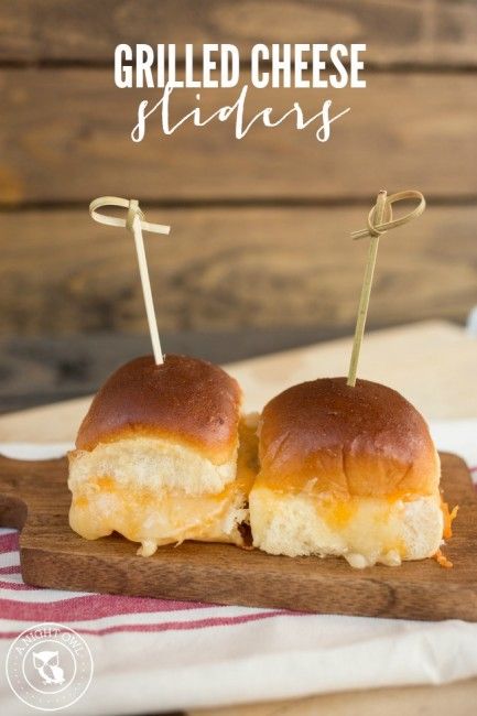 Grilled Cheese Sliders, Sandwich Buns Recipe, Luau Christmas, Tomato And Basil Soup, Hawaiian Roll Sandwiches, Soup With Grilled Cheese, Toasted Cheese, Organic Soup, King Hawaiian Rolls