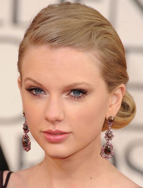 Golden Globes Hair, Celebrities Earrings, Celebrity Jewelry, Taylor Swift Hair, Earring Trends, One Hair, Golden Globe Award, Celebrity Makeup, Golden Globes