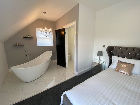 Bath in the bedroom inspo Small Bedroom With Bathtub, Attic Bedroom With Bath, Bedrooms With Bathtubs, Loft Conversion Bedroom With Ensuite, Bathtub In Bedroom Ideas, Attic Bedroom And Bathroom, Tub In Bedroom, Attic Conversion Bedroom, Open Plan Bedroom And Bathroom