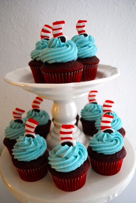 Cat in the Hat cupcakes Dr Seuss Cupcake Toppers, Dr Susse, Dr Seuss Cupcakes, Seuss Cupcakes, Strawberry Gelatin, Birthday Cake Pinterest, Cat In The Hat Birthday, Hat Cupcakes, Cat In The Hat Party