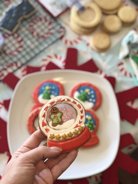 ❤️Snow globe cookies made with isomalt. ❤️ Isomalt Cookies, Snow Globe Cookies Decorated, Isomalt Snow Globe Cookies, Snow Globe Sugar Cookies Decorated, Christmas Cookie Snow Globe, Xmas Cookies, Snow Globes, Cookie Decorating, Pie