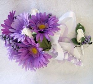 Lighter purple for bridesmaids since their dresses are dark plum Gerber Daisy Wedding, Gerbera Daisy Wedding, Gerbera Daisy Bouquet, Purple Reception, Purple Bouquets, Purple Wedding Bouquets, Wedding Bouquets Bride, Daisy Bouquet, Purple Daisy