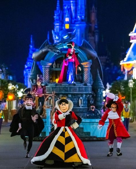 Disney Halloween Decorations, Disney Parade, Halloween Disney, Disney Villain, Oogie Boogie, Disney Castle, Disney Theme Parks, Disney Theme, Evil Queen