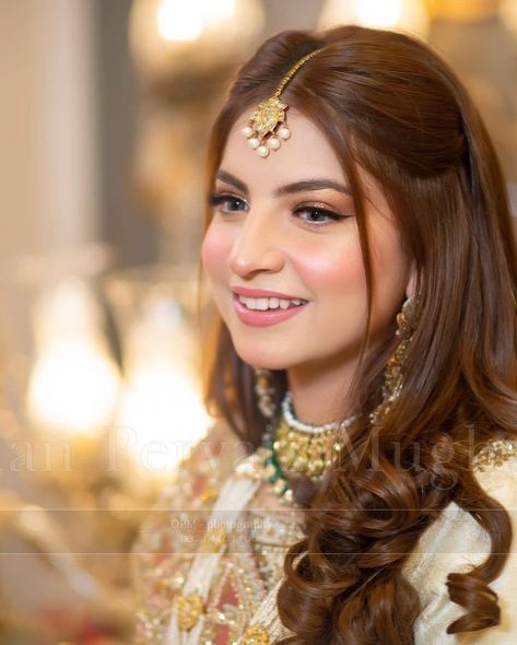 Pakistani Makeup Looks, Pakistani Wedding Hairstyles, Easy And Beautiful Hairstyles, Pakistani Bridal Hairstyles, Mehndi Hairstyles, Hairstyles For Gowns, Hair Style On Saree, Hair Style Vedio, Pakistani Bridal Makeup