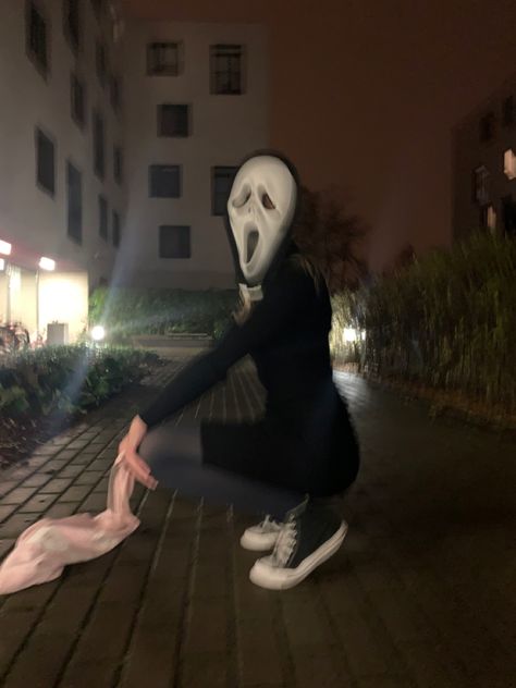 halloween costume ideas Holloween Costume Ghost Face, Ghostface Costume Women, Ghost Face Halloween Costume, Ghost Face Costume Women, Scream Halloween Costume, Ghostface Costume, Scared Face, Ghost Face Mask, Future Costume