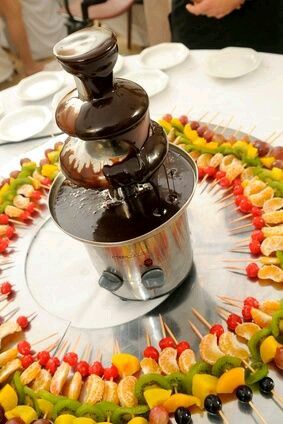 Ideas para mesas con fuente de chocolate Chocolate Fountain Bar, Chocolate Fountain Recipes, Wedding Finger Foods, Chocolate Fondue Fountain, Fondue Fountain, Mix Chocolate, Fondue Party, Chocolate Fountain, Reception Food