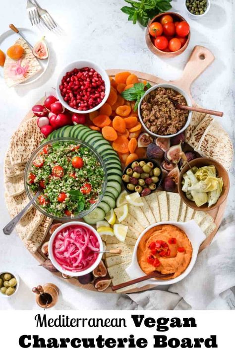 Mediterranean Vegan Charcuterie Board Recipe #charcuterie Charcuterie Vegan, Vegan Picnic Ideas, Hummus Board, Vegan Boards, Vegan Charcuterie Board, Grazing Board Ideas, Mediterranean Vegan, Vegan Picnic, Quick Pickled Red Onions