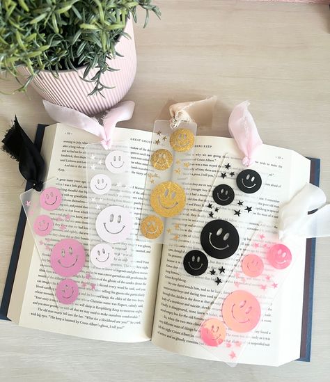 Aesthetic Gift For Teachers Day, Aesthetic Homemade Bookmarks, Cute Bookmarks Handmade Aesthetic, Bookmarks Handmade For Teachers, Smiley Face Bookmark, Funky Bookmarks, Handmade Bookmarks Diy, Teachers Day Gifts, Unique Bookmark