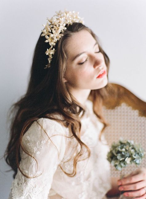 Wax Flower Crown, New Wedding Trends, Flower Crown Bride, Wedding Horseshoes, Magazine Ideas, Wax Flower, Jitterbug, Wedding Headdress, Floral Crowns