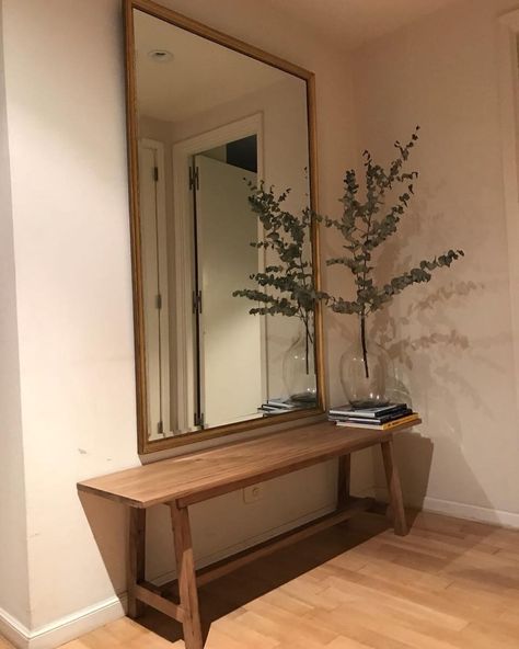 Large Wall Mirror With Bench, Entryway Bench And Mirror, Big Mirror In Living Room, Ideas Recibidor, Front Entrance Decor, Entry Table Decor, Living Room Decor Inspiration, Dining Room Makeover, Condo Decorating