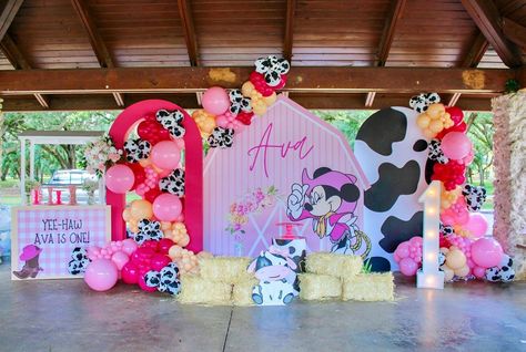 Ava’s Cowgirl Minnie 🐮🎀 ⠀⠀⠀⠀⠀⠀⠀⠀⠀⠀⠀ Sweets - @sweets.bg Cake - @cakes_by_olga ⠀⠀⠀⠀⠀⠀⠀⠀⠀⠀ ⠀⠀⠀⠀⠀⠀⠀⠀⠀⠀⠀⠀⠀⠀⠀⠀⠀⠀⠀⠀⠀⠀⠀ #cowgirlminnie… | Instagram Vaquera 1st Birthday, Minnie Mouse Barnyard Party, Minnie Cowgirl Party, Minnie Farm Birthday, Western Minnie Mouse Party, Minnie Mouse Farm Birthday Party, Minnie Mouse Cowgirl Party, Barbie Cowboy, Barn Birthday Party