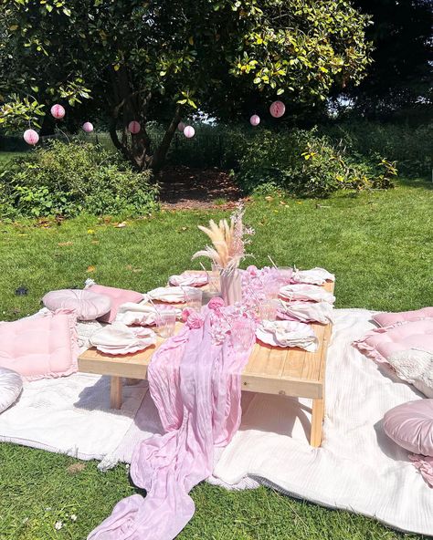 The last Chiswick picnic post and we just had to make room for this picture because of the honeycomb balls in the trees. So so simple and very effective for adding more touches of your theme colour into your line of sight. Mimi and Lu approved. Honeycombs can also be unstuck folded and reused which is a big environmentally friendly plus point. #picnic #luxurypicnic #surreymums #kidspartyplanner #kidspartyideas Picnic Bachelorette, Poolside Bachelorette, Poolside Bachelorette Party, Girly Picnic, Girls Picnic, Girl Picnic, Blue Picnic, Kids Party Planner, Luxury Picnic