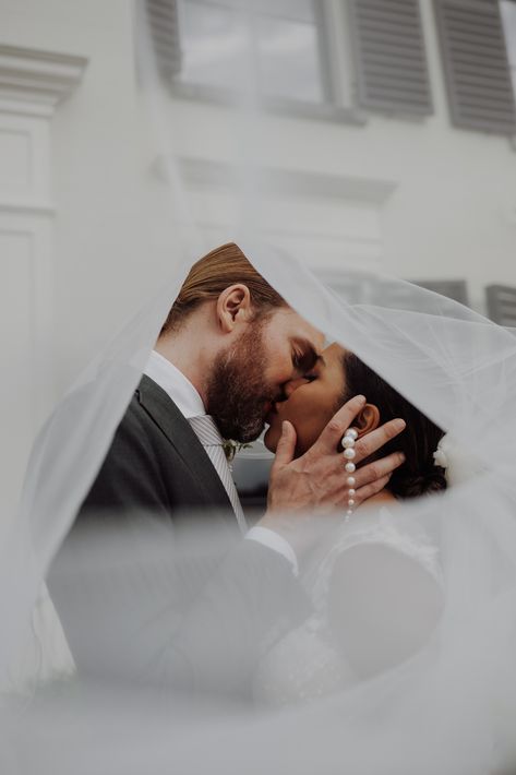 Veil Wedding Pictures, Veil Portrait, City Winter Wedding, Vail Bride, Wedding Photography Shot List, Dramatic Veil, Arrow Photography, Courthouse Wedding Photos, Bride Pictures